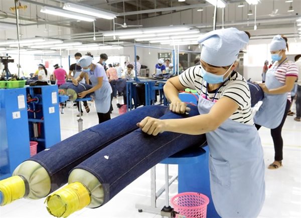 Ngành dệt may Việt Nam vẫn nhập phần lớn nguyên phụ liệu từ nước ngoài, một trong những lý do là công nghệ đầu nguồn trong ngành dệt may vừa khó đầu tư, lại không nhận được "cảm tình" của các địa phương. Ảnh minh họa: TTXVN