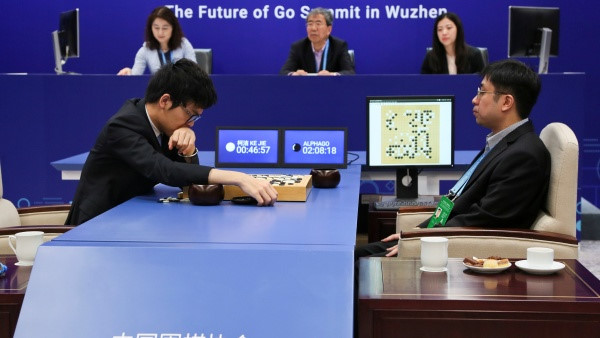 Kỳ thủ Ke Jie bất lực trước AlphaGo Ảnh: Reuters