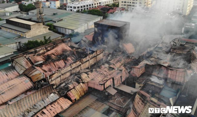 Khói âm ỉ cháy sau đám tôn bị sụp đổ nên người dân sống lân cận vẫn di tản khỏi nhà.
