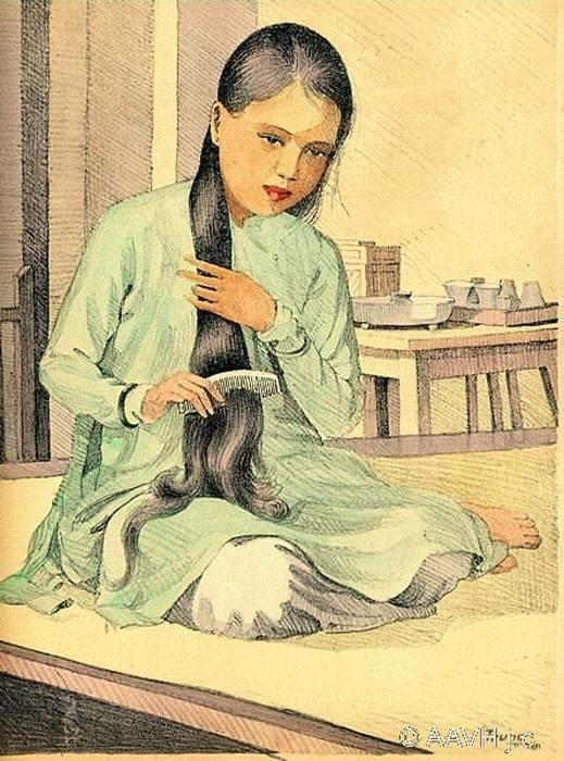 Một cô gái mặc áo dài đang chải tóc.