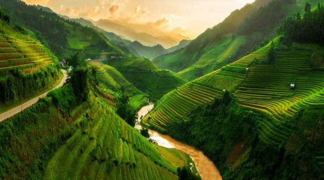 Mù Cang Chải là một trong những vùng núi đẹp nhất thế giới thuộc huyện miền Tây của tỉnh Yên Bái, cách Hà Nội khoảng 300km. Gần đây, địa danh này được độc giả của trang web du lịch Mỹ Insider bình chọn là 1 trong 19 điểm đến đáng ghé thăm nhất thế giới. (Nguồn: Pinterest)