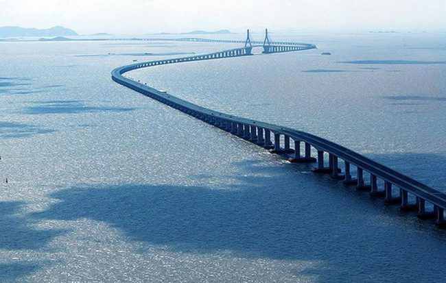 Cầu Đông Hải là cây cầu vượt biển đầu tiên ở Trung Quốc, nối vùng đất liền Thượng Hải với cảng Dương Sơn. Cầu có tổng chiều dài 32,5 km, gồm sáu làn xe và chính thức vận hành cuối năm 2005. Không chỉ có chức năng giao thông, cây cầu còn được nhiều người biết đến bởi tạo hình có một không hai. Cầu có hình dáng uốn lượn như một chữ S giữa mênh mông đại dương. Cũng bởi sự lãng mạn và phóng khoáng của cây cầu, các tài xế di chuyển trên cây cầu này đã liên tục được cảnh báo phải tỉnh táo để tập trung lái xe.