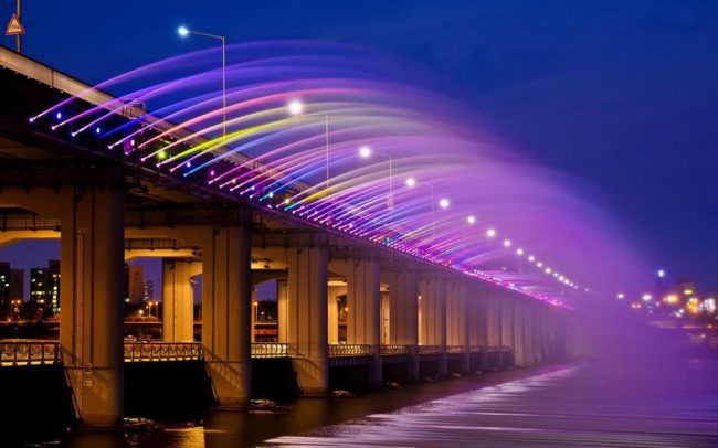 Được xem là biểu tượng của xứ kim chi và là một trong 10 điểm đến không thể bỏ lỡ khi tới Hàn Quốc, cây cầu Banpo ở thành phố Seoul nối liền quận Seocho và quận Yongsan của thủ đô Seoul, với kiến trúc hai tầng lạ lẫm khiến du khách cảm thấy thú vị. Cầu có chiều dài hơn 1,4 km, chiều rộng khoảng 40 m, được thiết kế giống một sân khấu nhạc nước với công trình vòi phun nước gắn vào thân cầu.