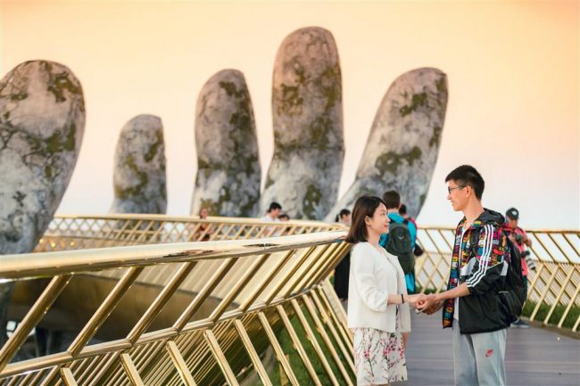 Cầu Vàng tại khu du lịch Sun World Ba Na Hills (Đà Nẵng, Việt Nam) có tạo hình thú vị và ấn tượng, khiến du khách liên tưởng tới những thước phim kỳ diệu trong các bộ phim thần thoại. Nằm ở lưng chừng núi, cây cầu được phủ một màu vàng lộng lẫy. Trông từ xa, cây cầu giống như một dải lụa bồng bềnh trong mây trắng.
