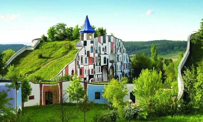 Khách sạn Therme Rogner ở Bad Blumau, phỏng theo Nhà nghệ thuật ở Vienna - Nguồn: Wikipedia