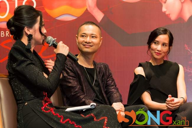 Trần Nữ Yên Khê đang giao lưu cùng MC Liêu Hà Trinh và thành viên ban cố vấn Dũng Yoko.