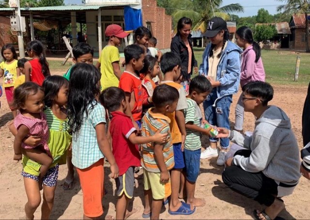 Các em trong mái ấm Mai Tâm đi trao quà cho các bé người Việt sống gần biên giới Campuchia ở Tây Ninh, một cách dạy cho các em biết chia sẻ – Ảnh: FB Vẽ từ trái tim