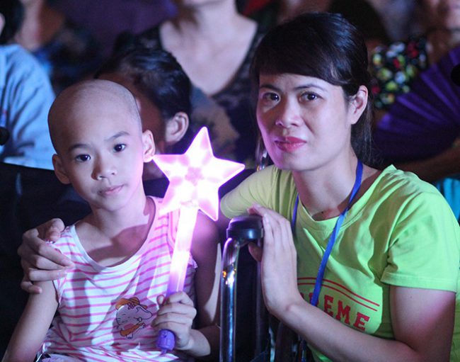 Khánh Linh và mẹ tham gia đêm trung thu tại bệnh viện K, được tặng một chiếc xe lăn. Ảnh: Thùy An.