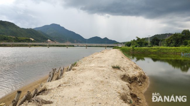 Một đoạn bờ bao lớn với bề ngang 1,5m và cao 2m so với mặt sông, cách bờ sông Cu Đê hướng thôn Trường Định khoảng 60 - 70m.