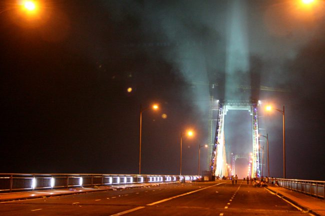 Cầu Thuận Phước tháng 3/2009 khi mở cửa cho người đi bộ lên cầu xem pháo hoa.
