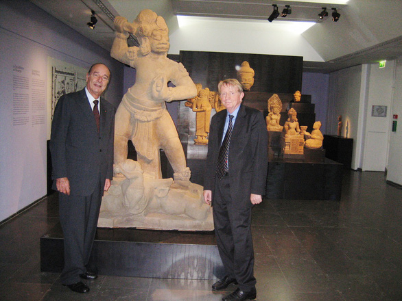 Cố Tổng thống Pháp Jacques Chirac (trái) đến chiêm ngưỡng và chụp ảnh với cổ vật Bảo tàng Điêu khắc Chăm Đà Nẵng đợt triển lãm năm 2005 - Ảnh: BTC