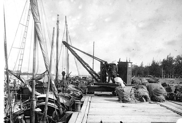 Hiện vật khai quật từ tháp Mẫm (Bình Định) được đưa về Đà Nẵng bằng đường thủy năm 1934 - Ảnh: EFEO