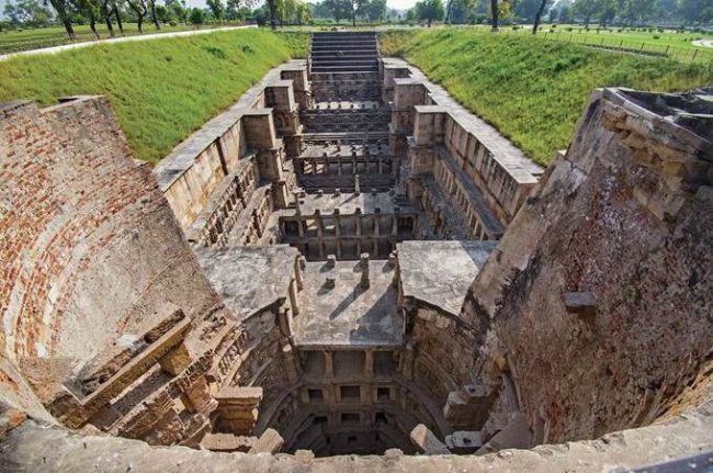 Rani Ki Vav là một giếng thang có nguồn gốc từ thế kỷ 11, ở thị trấn Patan, bang Gujurat, bên bờ sông Saraswati. Di tích này được xây dựng bởi nữ hoàng Udayamati như một đài tưởng niệm về người chồng quá cố, vua Bhimdev I (1022 – 1063). Bhimdev I là con trai của Mularaja, người sáng lập vương triều Solaki tại thành phố Patan.
