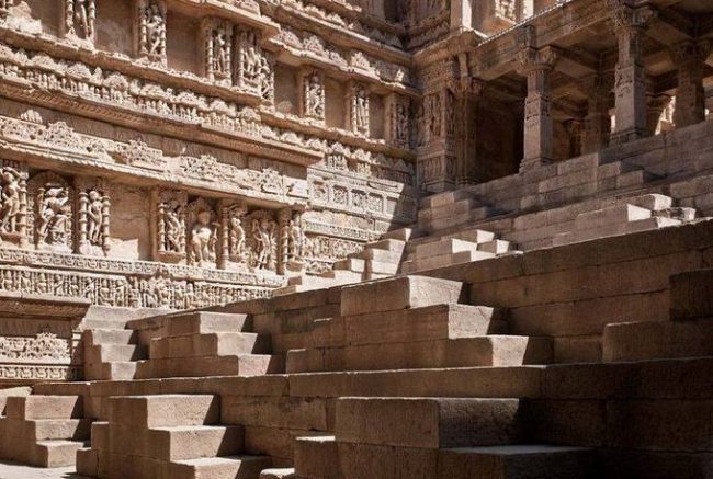 Từ mặt đất, những bậc thang đối xứng của Rani Ki Vav dẫn lối xuống một giếng nước ngầm. Tất cả đều được giữ nguyên vẹn bởi lớp phù sa trong trận lụt sông Saraswati cách đây 7 thế kỷ. Ảnh: Mythical India