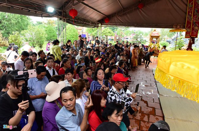 Hàng trăm khán giả có mặt tại đền thờ Tâm linh Việt ngồi nghiêm túc chứng kiến lễ dâng hương và theo dõi tiết mục biểu diễn văn nghệ của các nghệ sĩ.