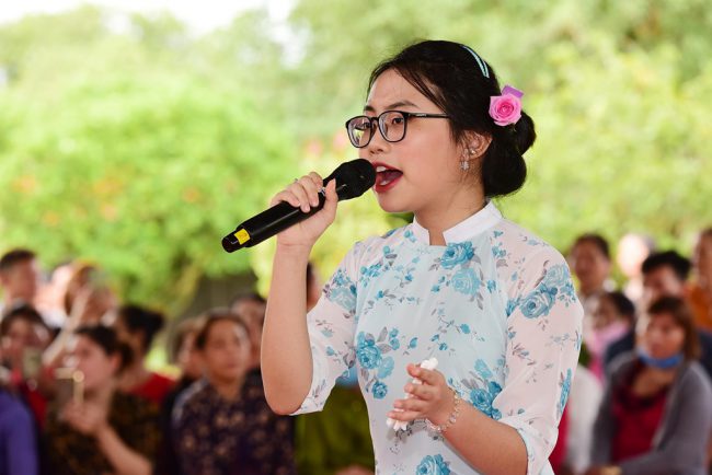 Phương Mỹ Chi gửi tặng khán giả bài hát dân ca, trữ tình. Cô bé nhận được sự cổ vũ nhiệt tình của mọi người nhờ giọng hát ngọt ngào.