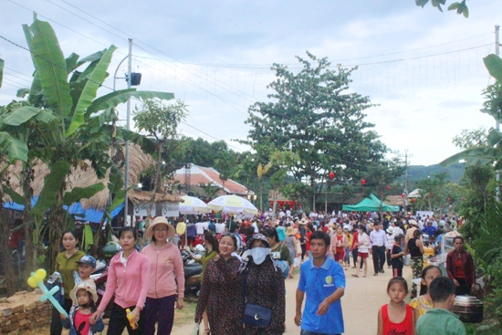 Du khách đổ về Lộc Yên tham gia hội làng.