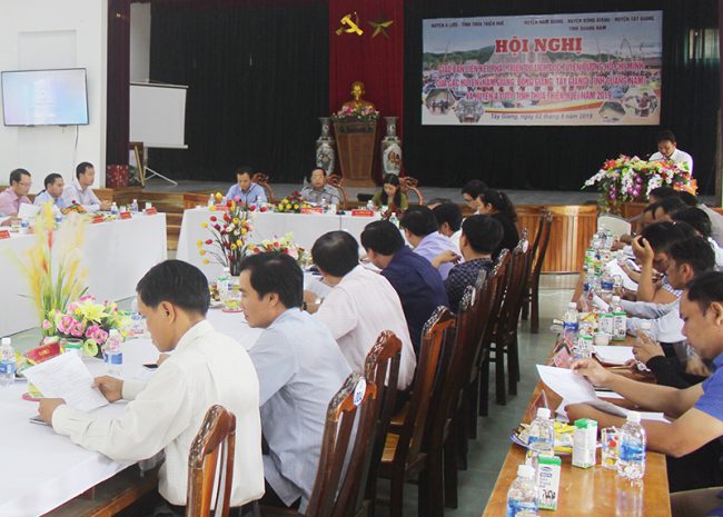 Hội nghị giao ban liên kết phát triển du lịch 4 huyện Tây Giang, Đông Giang, Nam Giang (Quảng Nam), A Lưới (Thừa Thiên Huế), tổ chức tại huyện Tây Giang. Ảnh: HIỀN THÚY