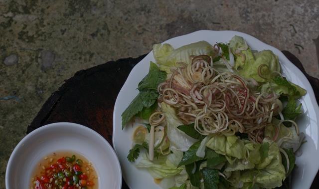 Món chính trong đĩa rau ăn với mì Quảng là bắp chuối sứ vừa ngọt vừa chát hái sau vườn nhà của má