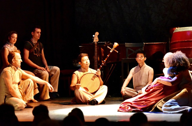 Âm nhạc trong kịch là sự giao hòa giữa phương Đông và phương Tây. Ảnh: Trung tâm Văn học Nghệ thuật TP.HCM. 