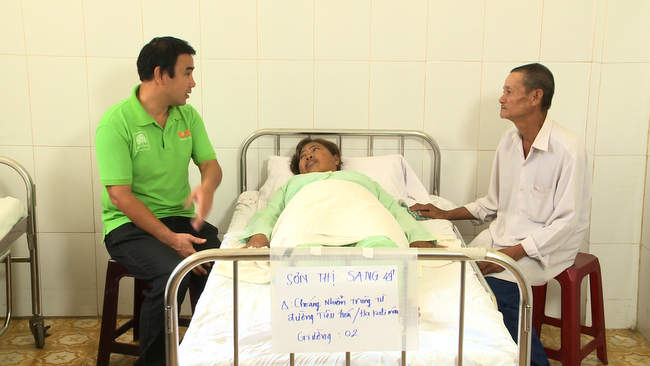 Diễn viên Quyền Linh, đại sứ chương trình đến bệnh viện thăm hỏi tình hình bệnh nhân được chương trình hỗ trợ.