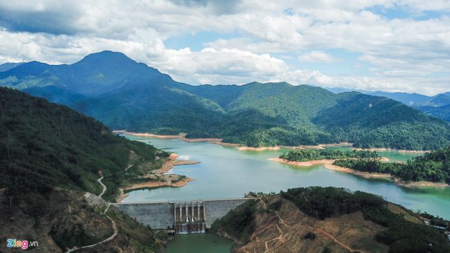 Nhiều tháng qua, hạn hán kéo dài khiến mực nước các hồ thủy điện ở thượng nguồn tỉnh Quảng Nam xuống thấp, dẫn tới tình trạng khô cạn, thiếu nước ở vùng hạ du Quảng Nam và TP Đà Nẵng.