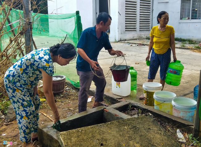 Theo báo cáo của Công ty CP Cấp nước Đà Nẵng, mùa hè vừa qua trung bình mỗi ngày địa phương thiếu hơn 100.000 m3 nước sinh hoạt. Nhiều người dân quận Sơn Trà phải múc nước ở các bể chứa dự trữ để sử dụng.