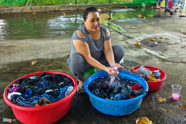 "Vào cao điểm thiếu nước, nhiều gia đình phải mua nước đóng chai về nấu ăn, còn việc tắm rửa, giặt quần áo thì dùng nước giếng khoan", chị Nguyễn Thị Lan, trú quận Sơn Trà, nói.