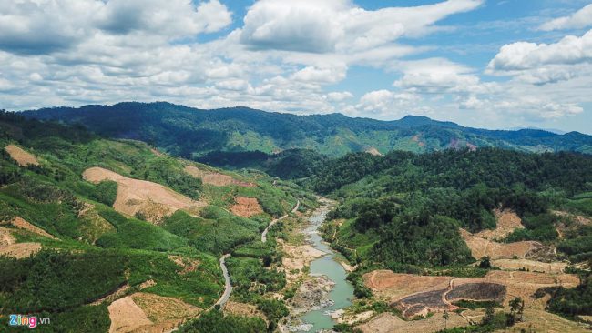 Các nhánh sông thuộc huyện Phước Sơn, Nam Giang (tỉnh Quảng Nam) trong tình trạng khô cạn. Người dân bản địa cho biết đến mùa mưa, khi nhà máy thủy điện xả lũ thì khu vực này mới có nước và họ đang trông chờ lượng nước mưa do áp thấp nhiệt đới gây ra.