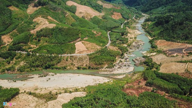 "Hơn 10 năm trước, khúc sông này luôn có nước quá đầu người. Từ ngày thủy điện chặn dòng thì dòng sông trơ đáy", một người dân huyện Phước Sơn (tỉnh Quảng Nam) nói.