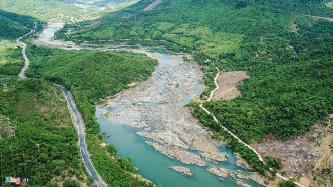 Lãnh đạo đài Khí tượng thủy văn Trung Trung Bộ cho biết lưu vực sông Vu Gia - Thu Bồn xảy ra tình trạng thiếu nước nghiêm trọng do ít mưa, nắng nóng kéo dài. So với cùng kỳ năm 2018, dòng chảy trên sông Vu Gia - Thu Bồn chỉ đạt từ 32-70%.