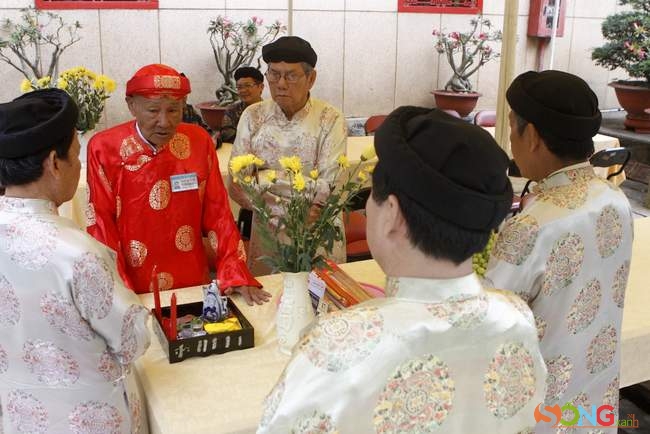 Đây là dịp cụ ông Trương Vĩnh Hiến, một trong những người cao niên nhất ban tư tế Lăng Ông tiếp nhiều khách nhất trong năm.
