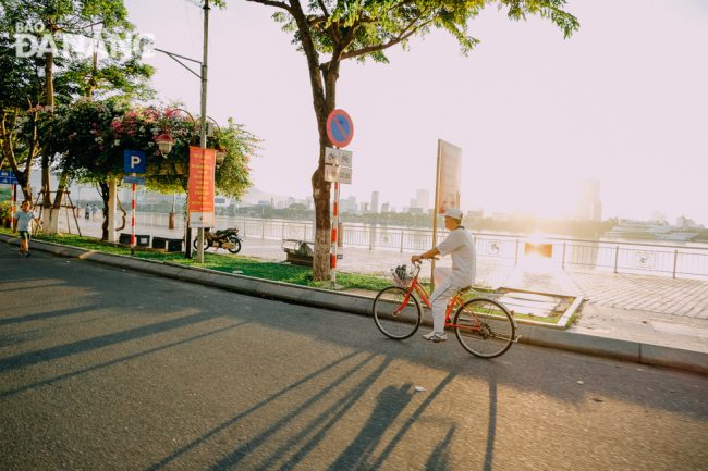 Nhiều người Đà Nẵng có thói quen đạp xe sáng sớm dọc những tuyến đường trung tâm. Ảnh: NGUYỄN LỄ