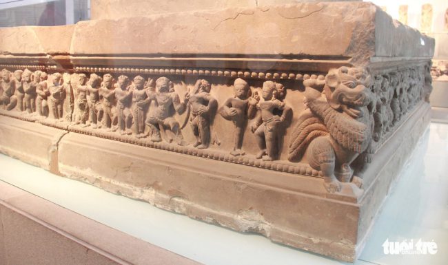 Bối cảnh được cho là trong trường ca Ramayana khi hoàng tử xứ Ayodhya lên đường tìm vợ và kéo gãy cây cung trên đài thờ Trà Kiệu