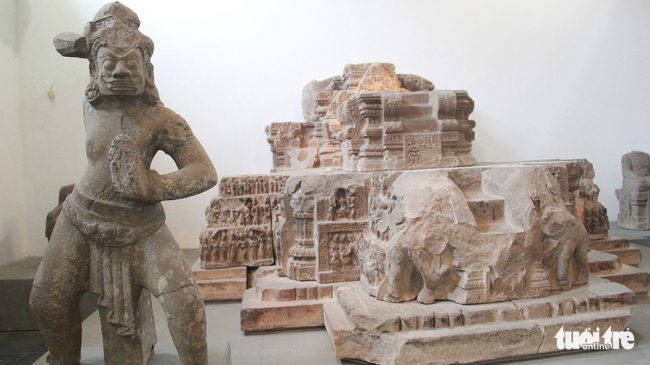 “Sử nhà Phật” trên đài thờ Đồng Dương được trưng bày tại Bảo tàng Điêu khắc Chăm Đà Nẵng
