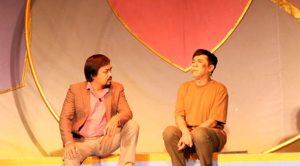 NSƯT Thành Lộc vai anh Bạch bán bong bóng (phải) và Đức Thịnh vai Dũng trong Mặt nạ bong bóng - Ảnh: L.ĐOAN
