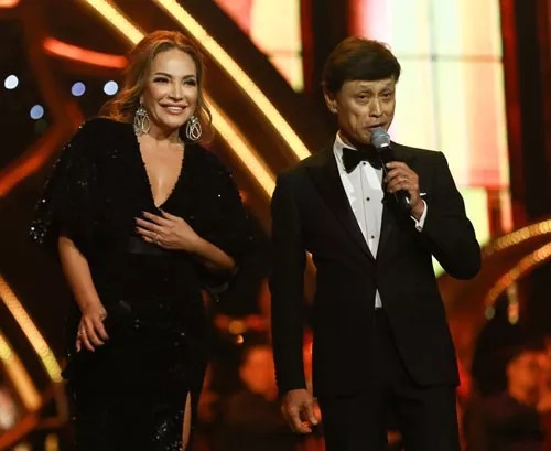 Ca sĩ Tuấn Ngọc và Thanh Hà trình diễn trong “Đêm song ca huyền thoại” (Ảnh do chương trình cung cấp)