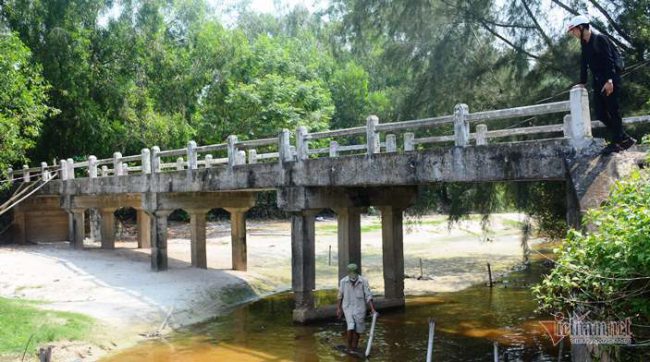 Cầu Tân Thái cũ xuống cấp trầm trọng, khiến việc đi lại người dân khó khăn