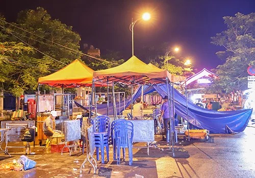Chợ đêm Sơn Trà đóng cửa sớm, nhất là những hôm trời mưa.