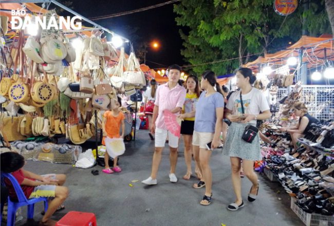 Cần tổ chức nhiều hoạt động, dịch vụ đa dạng, lành mạnh để phục vụ du khách về đêm. Trong ảnh: Du khách tham quan, mua sắm tại chợ đêm Sơn Trà.