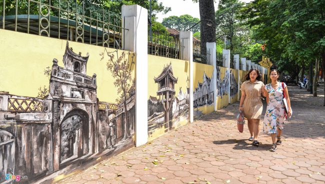 Những bức tường bao quanh trường THPT Phan Đình Phùng (Quán Thánh, Ba Đình, Hà Nội) được vẽ rất nhiều tranh bích họa với chủ đề Hà Nội xưa khiến con đường trở thành điểm nhấn, thu hút sự chú ý của người dân và du khách thủ đô.