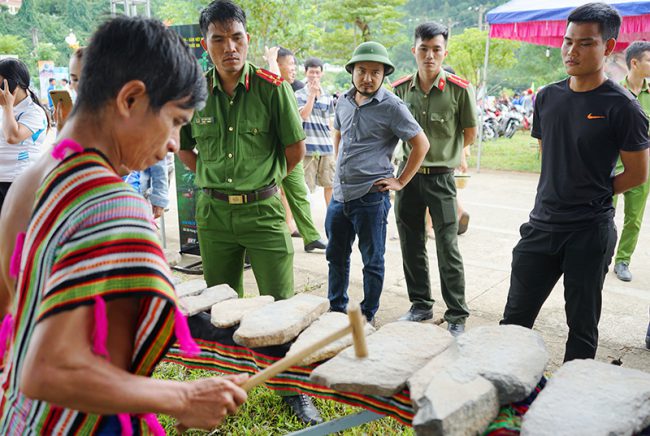 Hồ Văn Thập biểu diễn đàn đá tại Lễ hội sâm núi Ngọc Linh lần thứ 3 - năm 2019. Ảnh: XUÂN SƠN