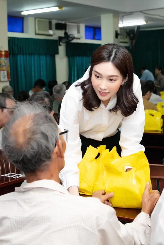 Vào tháng 9, Thu Thảo từng tổ chức chuyến đi từ thiện ở quê hương Bạc Liêu cùng những người bạn thân. 