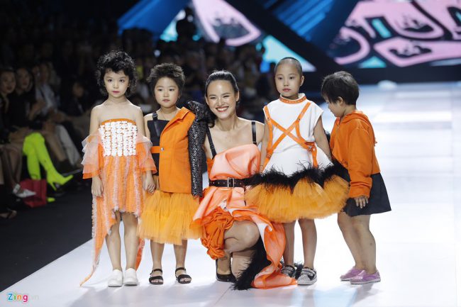 Trong show diễn của nhà thiết kế Ivan Trần, các bé mắc bệnh ung thư máu xuất hiện tự tin trên sàn diễn. Bộ sưu tập này được đánh giá cao nhờ tính nhân văn.