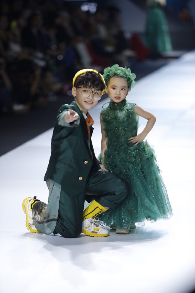 Những trang phục dành cho trẻ em với gam màu chủ đạo là xanh lá cây phù hợp với chủ đề "Lucky Clover".