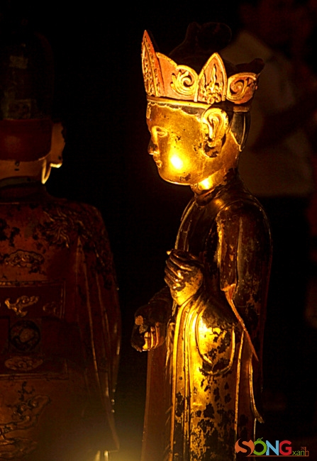 Tượng Bồ Tát nhìn nghiêng. Những pho tượng ở đây đều là các tượng Việt. Có thể nhận ra điều này qua các tạo hình quen thuộc thường thấy ở các đền chùa miếu mạo ở Việt Nam những thế kỷ trước.