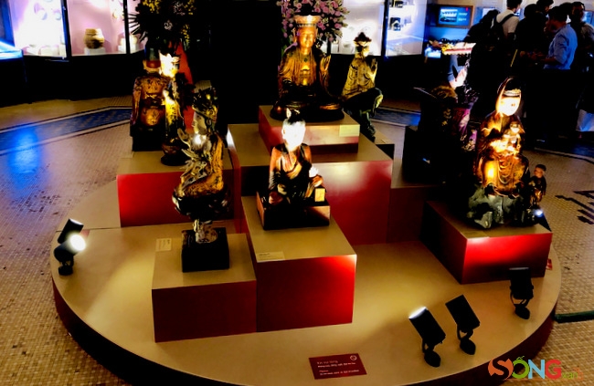 Có tất cả 9 pho tượng cổ được trưng bày ở đây, ngay không gian chính của bảo tàng, trong một gian trưng bày được cách điệu với hình chữ Phạn của nhà Phật.