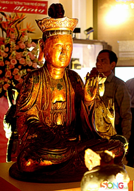 Tượng Phật, gỗ sơn, thế kỷ 18. Đây là pho tượng Phật lớn nhất được trưng bày trong gian tượng cổ vật này.