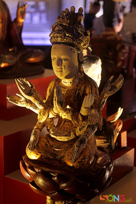 Tượng Phật Chuẩn Đề, gỗ sơn, thế kỷ 16. Công an quận 4 TP.HCM bàn giao năm 1996.