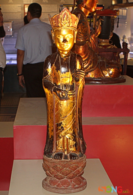 Tượng Bồ Tát, bằng gỗ sơn son thếp vàng, thế kỷ 19. Công an quận 4 TP.HCM bàn giao năm 1996.